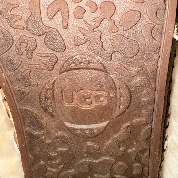 UGG Kestrel Shearling Cuff Boots - Picture 14 of 16